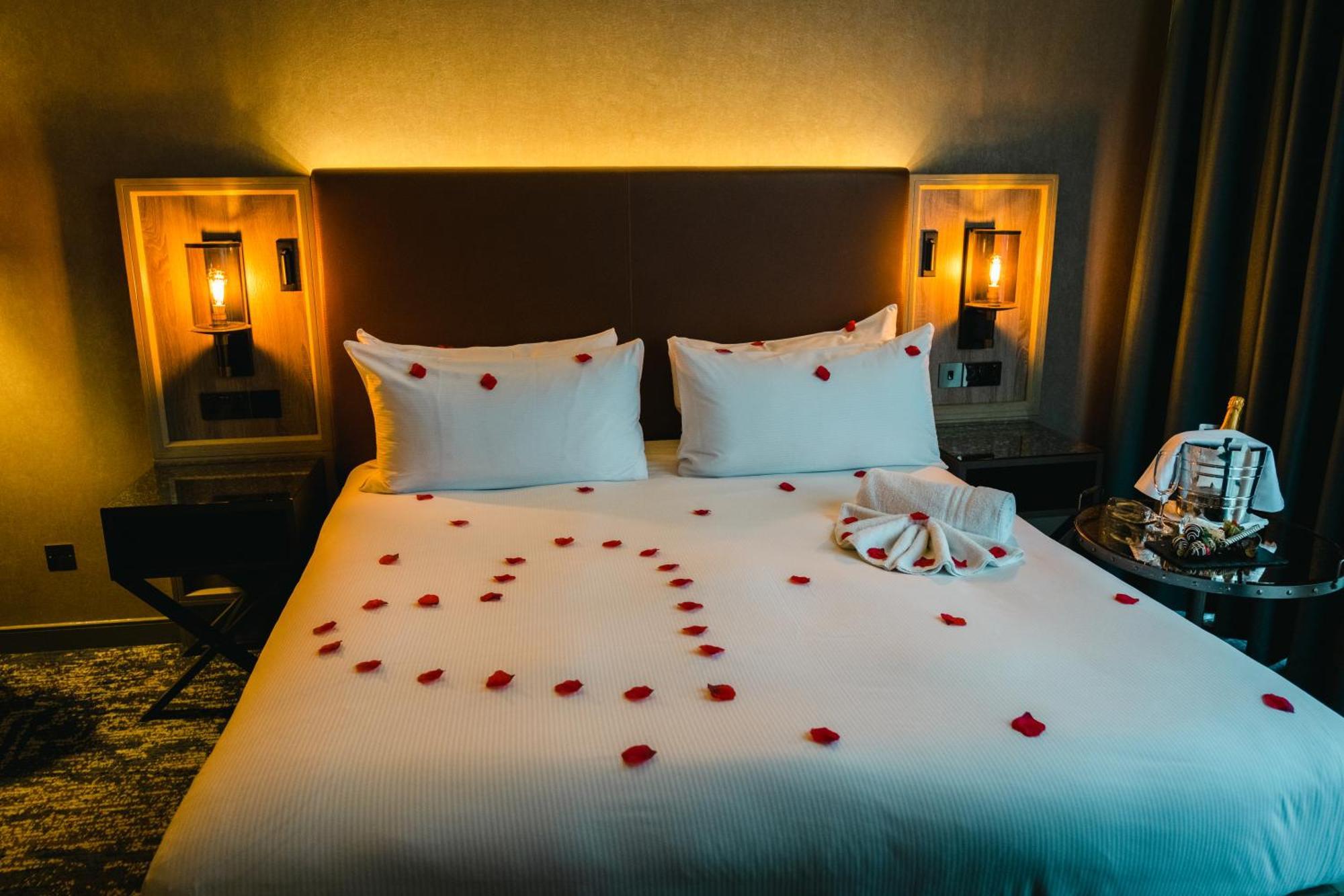 Doubletree By Hilton London Kingston Upon Thames Hotel Kingston upon Thames  Ngoại thất bức ảnh